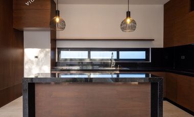 Casa nueva en venta con amenidades premium en una de las mejores privadas de Mérida.