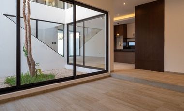 Casa nueva en venta con amenidades premium en una de las mejores privadas de Mérida.