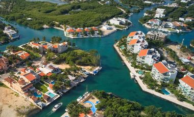LUJOSA VILLA REMODELADA, CON VISTA AL MAR Y LOS CANALES EN PUERTO AVENTURAS