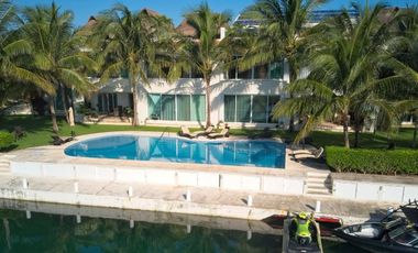 LUJOSA VILLA REMODELADA, CON VISTA AL MAR Y LOS CANALES EN PUERTO AVENTURAS