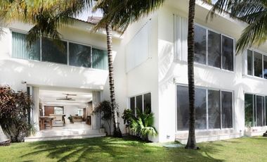 LUJOSA VILLA REMODELADA, CON VISTA AL MAR Y LOS CANALES EN PUERTO AVENTURAS