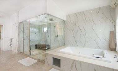 LUJOSA VILLA REMODELADA, CON VISTA AL MAR Y LOS CANALES EN PUERTO AVENTURAS