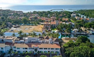 LUJOSA VILLA REMODELADA, CON VISTA AL MAR Y LOS CANALES EN PUERTO AVENTURAS
