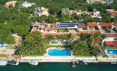 LUJOSA VILLA REMODELADA, CON VISTA AL MAR Y LOS CANALES EN PUERTO AVENTURAS