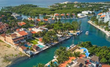 LUJOSA VILLA REMODELADA, CON VISTA AL MAR Y LOS CANALES EN PUERTO AVENTURAS