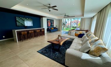 LUJOSA VILLA REMODELADA, CON VISTA AL MAR Y LOS CANALES EN PUERTO AVENTURAS