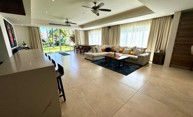 LUJOSA VILLA REMODELADA, CON VISTA AL MAR Y LOS CANALES EN PUERTO AVENTURAS
