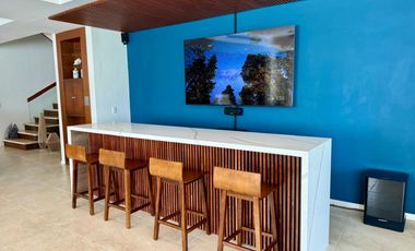 LUJOSA VILLA REMODELADA, CON VISTA AL MAR Y LOS CANALES EN PUERTO AVENTURAS