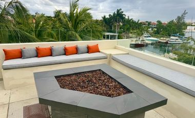 LUJOSA VILLA REMODELADA, CON VISTA AL MAR Y LOS CANALES EN PUERTO AVENTURAS