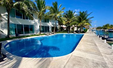 LUJOSA VILLA REMODELADA, CON VISTA AL MAR Y LOS CANALES EN PUERTO AVENTURAS