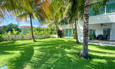 LUJOSA VILLA REMODELADA, CON VISTA AL MAR Y LOS CANALES EN PUERTO AVENTURAS
