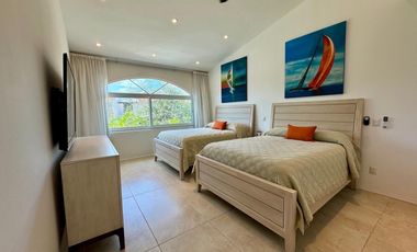 LUJOSA VILLA REMODELADA, CON VISTA AL MAR Y LOS CANALES EN PUERTO AVENTURAS