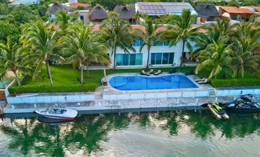 LUJOSA VILLA REMODELADA, CON VISTA AL MAR Y LOS CANALES EN PUERTO AVENTURAS