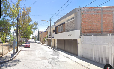 Casa ubicada en colonia Colinas del Río, Aguascalientes. Con 3 recamaras y 128m2. Muy cerca de Universidad Autónoma de Aguascalientes.
