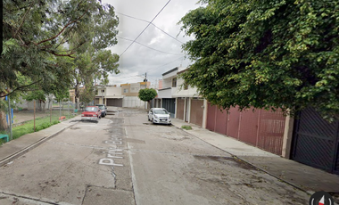 Casa ubicada en colonia Colinas del Río, Aguascalientes. Con 3 recamaras y 128m2. Muy cerca de Universidad Autónoma de Aguascalientes.