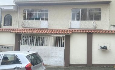Casa en venta, rentera y residencial, de tres departamentos, sector Otorongo