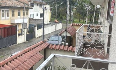 Casa en venta, rentera y residencial, de tres departamentos, sector Otorongo