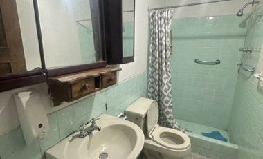 Casa en venta, rentera y residencial, de tres departamentos, sector Otorongo