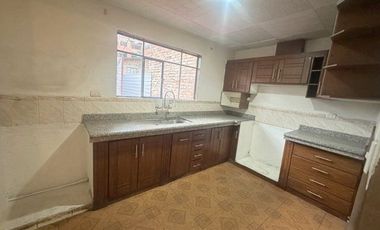 Casa en venta, rentera y residencial, de tres departamentos, sector Otorongo