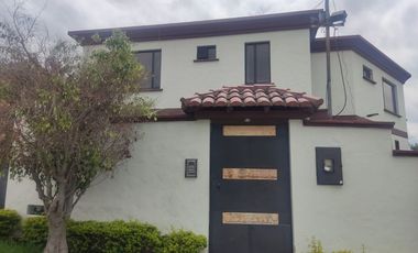 Espectacular Casa a la Venta sector Cumbaya, Urb. Santa Lucía
