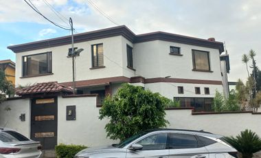 Espectacular Casa a la Venta sector Cumbaya, Urb. Santa Lucía
