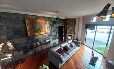 Espectacular Casa a la Venta sector Cumbaya, Urb. Santa Lucía