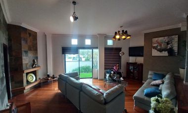 Espectacular Casa a la Venta sector Cumbaya, Urb. Santa Lucía