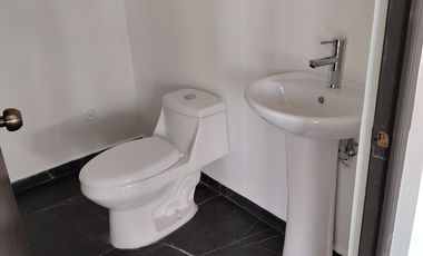 SE RENTA CONSULTORIO O LOCAL COMERCIAL EN CENTRO COMERCIAL MAC IRAPUATO.