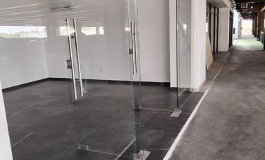 SE RENTA CONSULTORIO O LOCAL COMERCIAL EN CENTRO COMERCIAL MAC IRAPUATO.