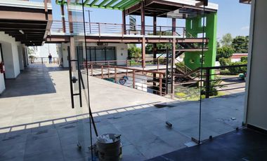 SE RENTA CONSULTORIO O LOCAL COMERCIAL EN CENTRO COMERCIAL MAC IRAPUATO.