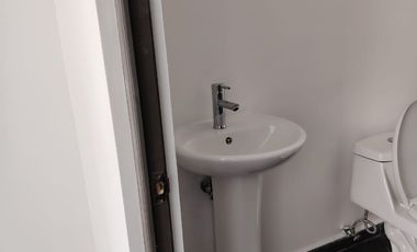 SE RENTA CONSULTORIO O LOCAL COMERCIAL EN CENTRO COMERCIAL MAC IRAPUATO.