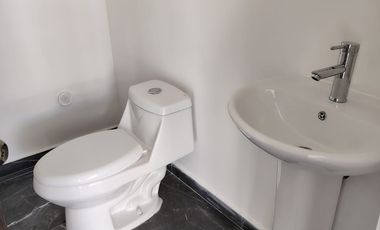 SE RENTA CONSULTORIO O LOCAL COMERCIAL EN CENTRO COMERCIAL MAC IRAPUATO.