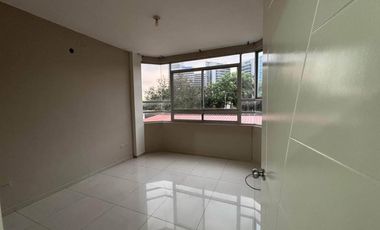En alquiler departamento de 3 dormitorios en Kennedy. (GC)