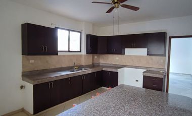 Casa esquinera en alquiler-Urb.Portal al Sol.