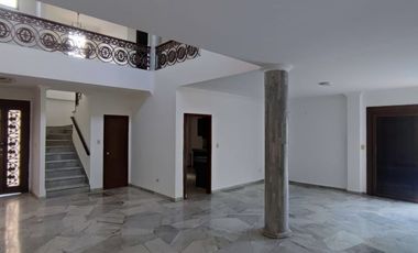 Casa esquinera en alquiler-Urb.Portal al Sol.