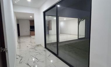 Casa nueva en venta de 1 piso frente a parque con alberca al norte de Mérida