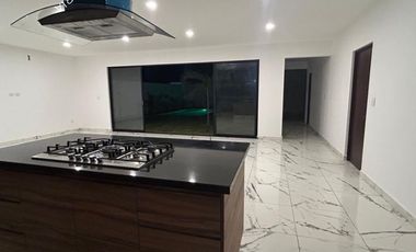 Casa nueva en venta de 1 piso frente a parque con alberca al norte de Mérida