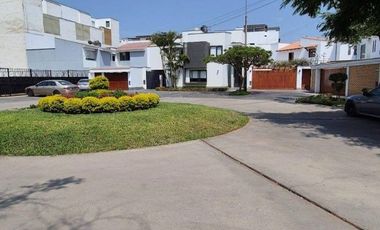 VENDO LINDA CASA DE 326.77M2 FRENTE A PARQUE - MONTERRICO - SÚPER OPORTUNIDAD