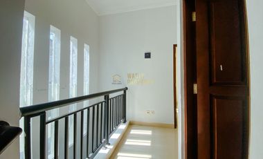 DIJUAL RUMAH MEWAH 2 LANTAI DEKAT SMA BABARSARI SETURAN