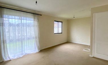 SE ARRIENDA LINDA CASA UBICADA EN VILLA LAS VIOLETAS ENTORNO TRANQUILO Y APACIBLE