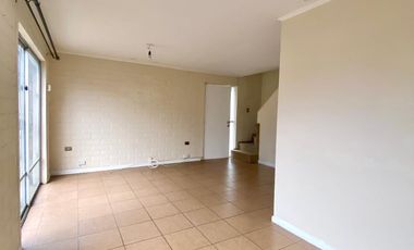 SE ARRIENDA LINDA CASA UBICADA EN VILLA LAS VIOLETAS ENTORNO TRANQUILO Y APACIBLE
