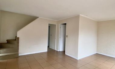 SE ARRIENDA LINDA CASA UBICADA EN VILLA LAS VIOLETAS ENTORNO TRANQUILO Y APACIBLE