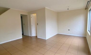 SE ARRIENDA LINDA CASA UBICADA EN VILLA LAS VIOLETAS ENTORNO TRANQUILO Y APACIBLE