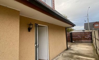 SE ARRIENDA LINDA CASA UBICADA EN VILLA LAS VIOLETAS ENTORNO TRANQUILO Y APACIBLE