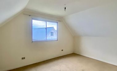 SE ARRIENDA LINDA CASA UBICADA EN VILLA LAS VIOLETAS ENTORNO TRANQUILO Y APACIBLE