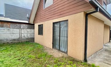SE ARRIENDA LINDA CASA UBICADA EN VILLA LAS VIOLETAS ENTORNO TRANQUILO Y APACIBLE