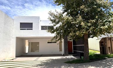 Casa en Renta en Pedregal II con amplio jardín.