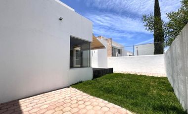 Casa en Renta en Pedregal II con amplio jardín.