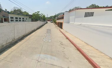 CASA DE ENTREGA INMEDIATA EN CALLE VEINTE DE NOVIEMBRE, DEPORTIVA, CERRO AZUL, VERACRUZ