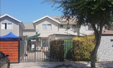Acogedora Casa de 4D-3B-2E en Villa Jardines de Santa María, Maipú.